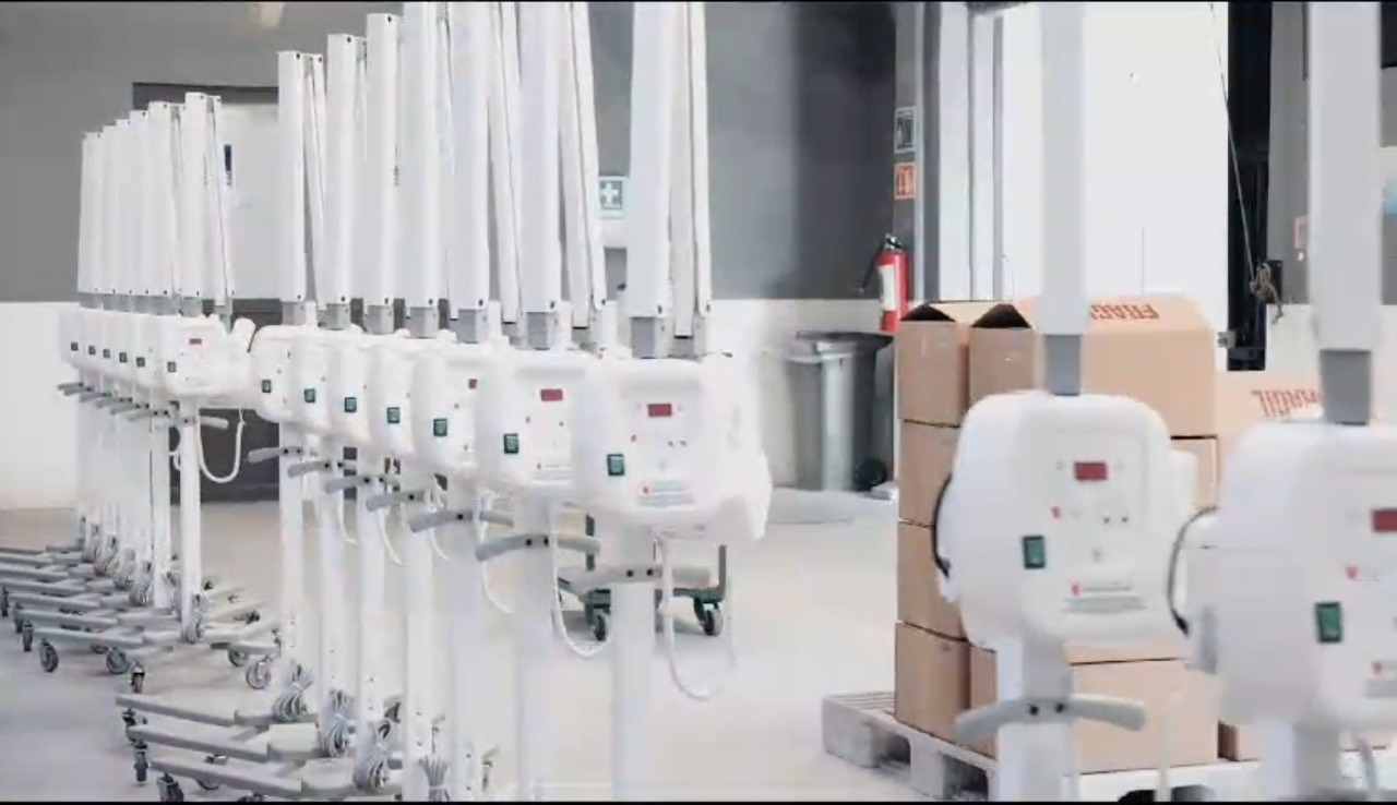 Usando el equipo de manera correcta, hay una persona que pone en práctica las normas de protección